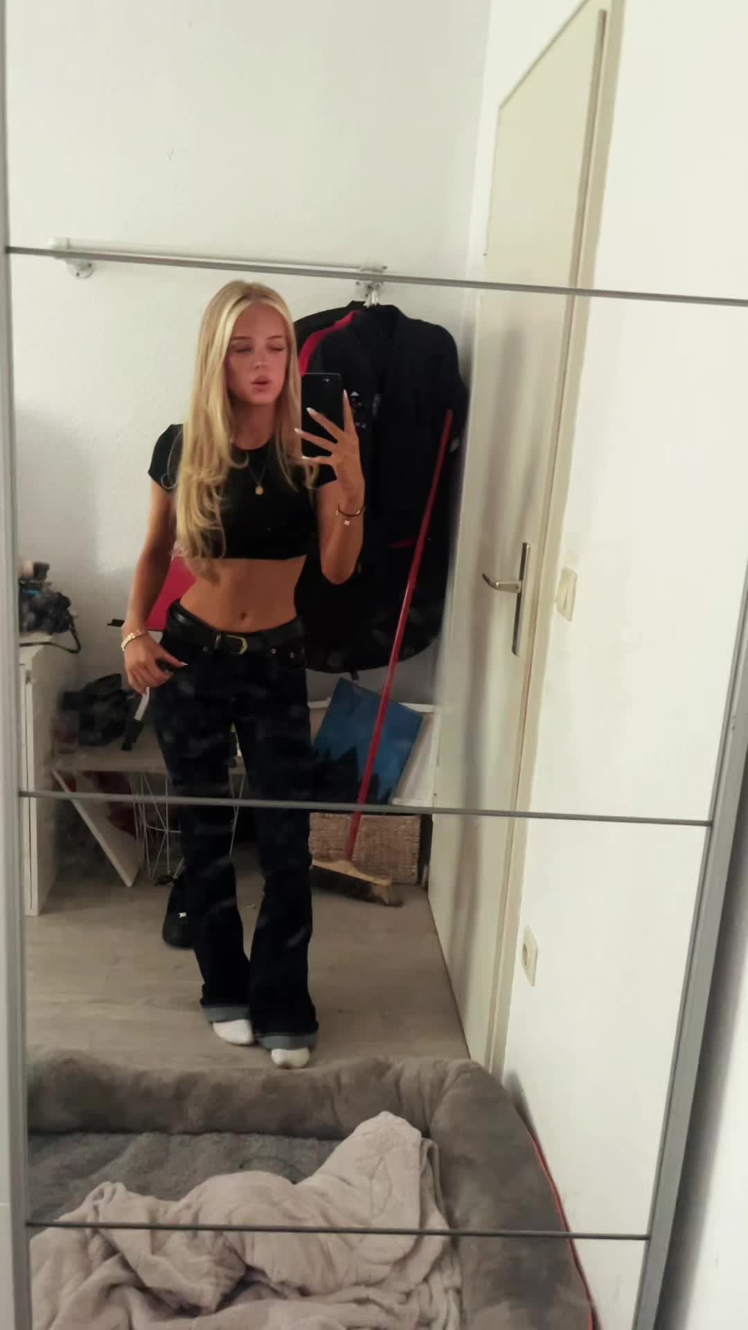 @𝐈𝐒𝐀𝐁𝐄𝐋𝐋𝐀