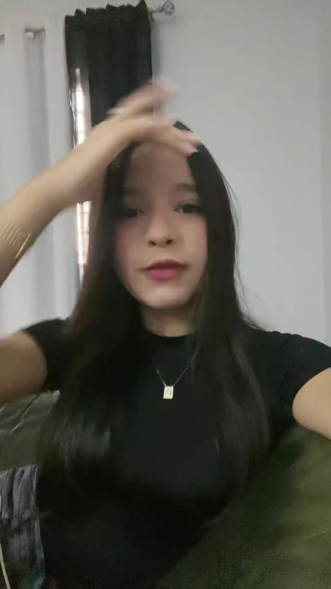 @>|<