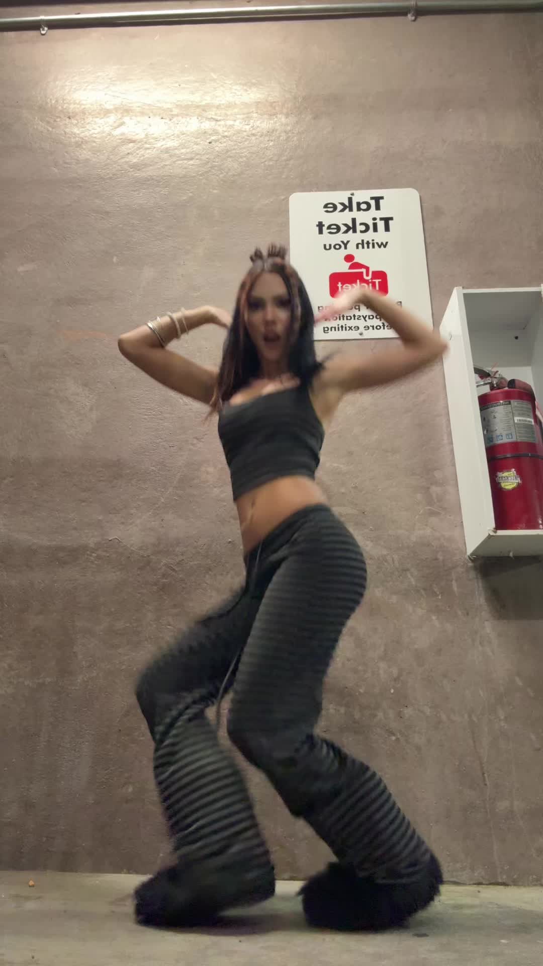 @qh0st1n