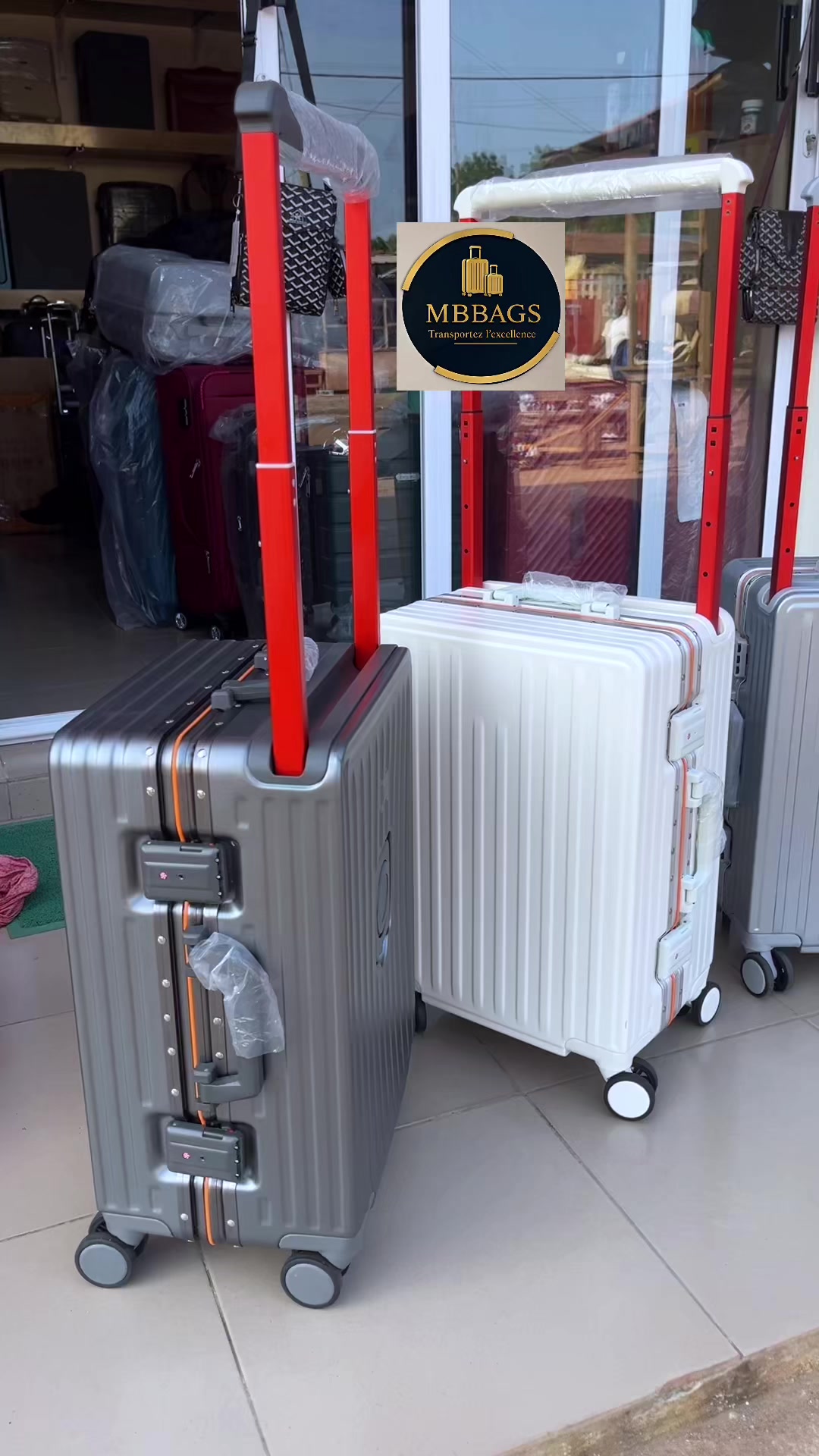 @Vendeur de valises &agrave; lom&eacute;