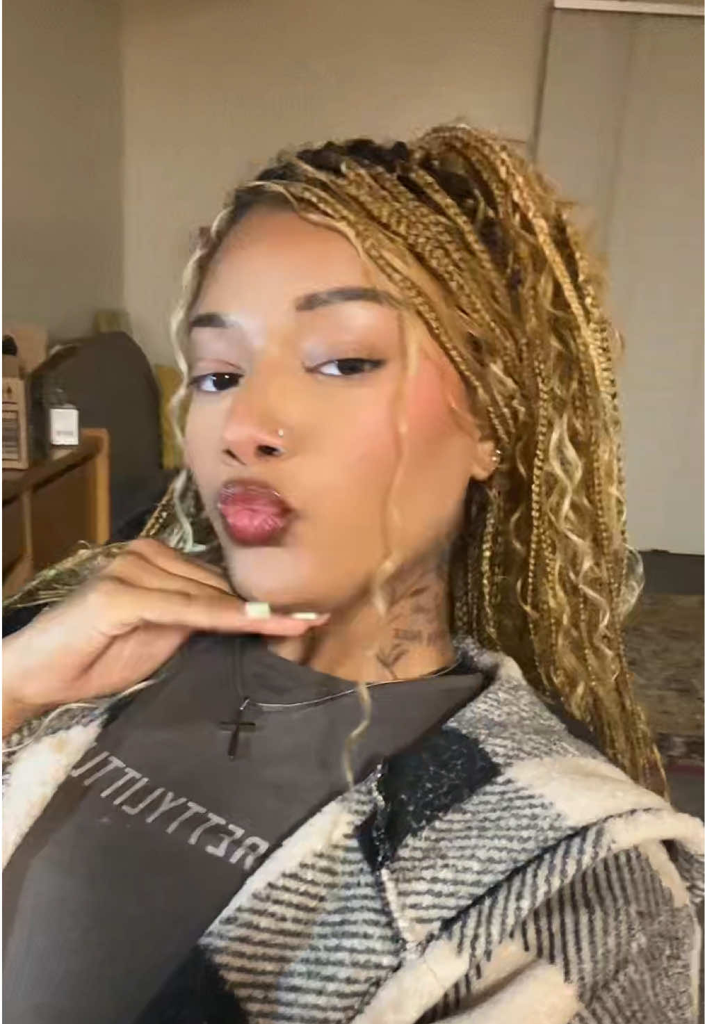 @kiarakalonn