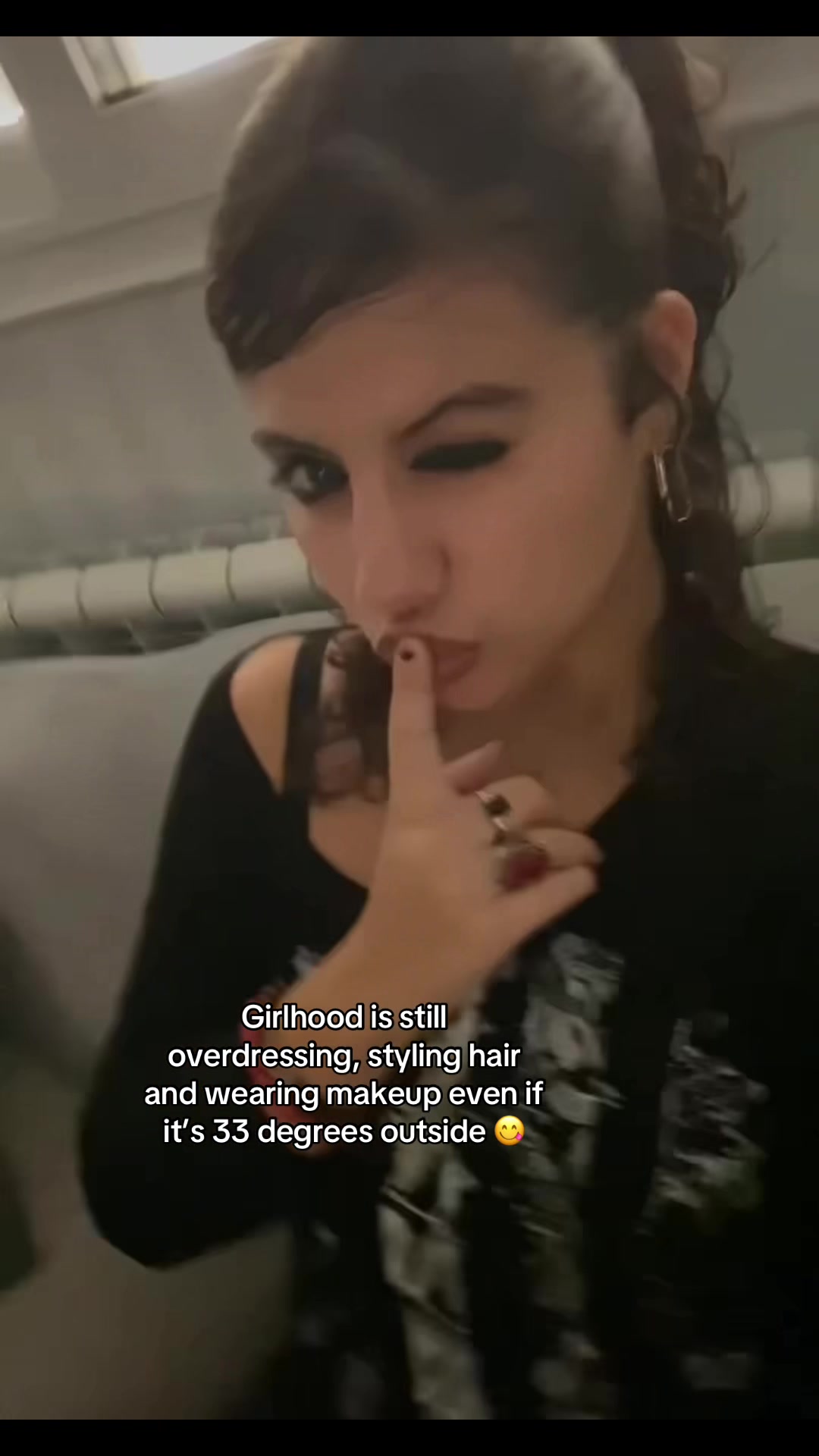 @；