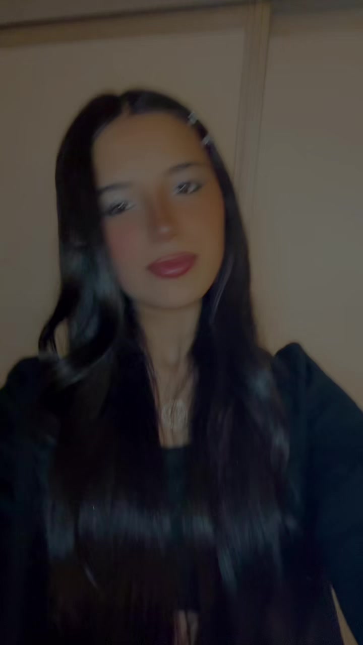 @𝒱𝒶𝓁𝓊 🖤