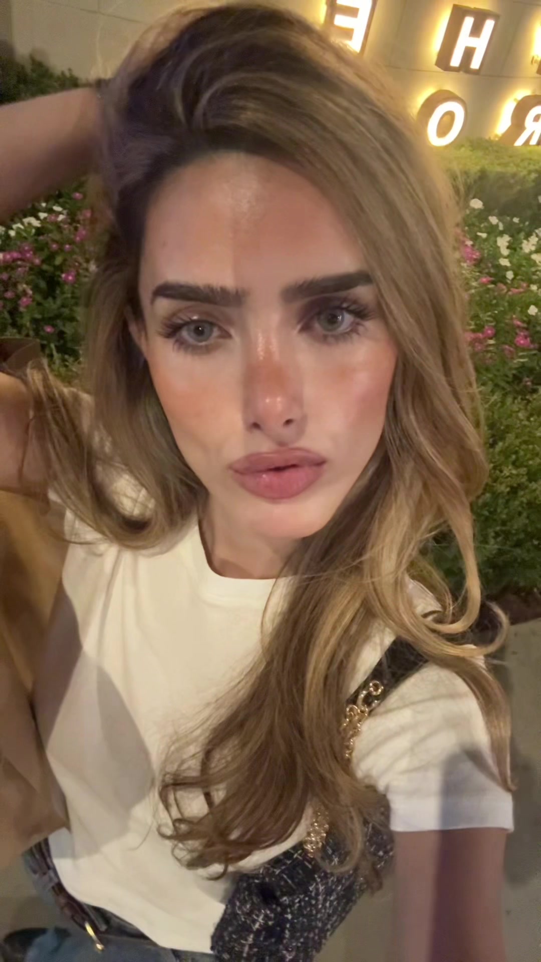 @Adora