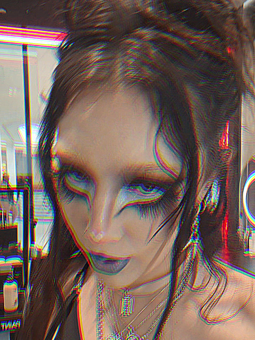 @makeupbyella