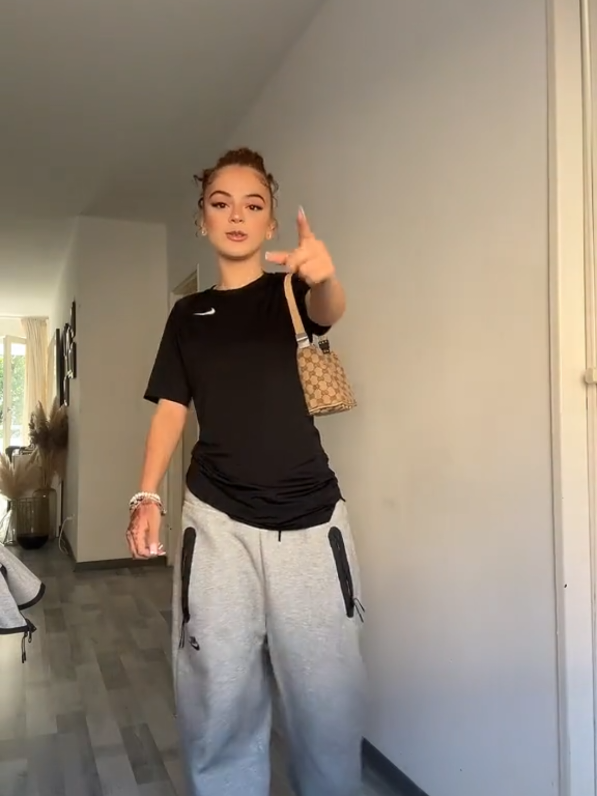 @𝙎 𝘼 𝙍 𝘼 𝙃
