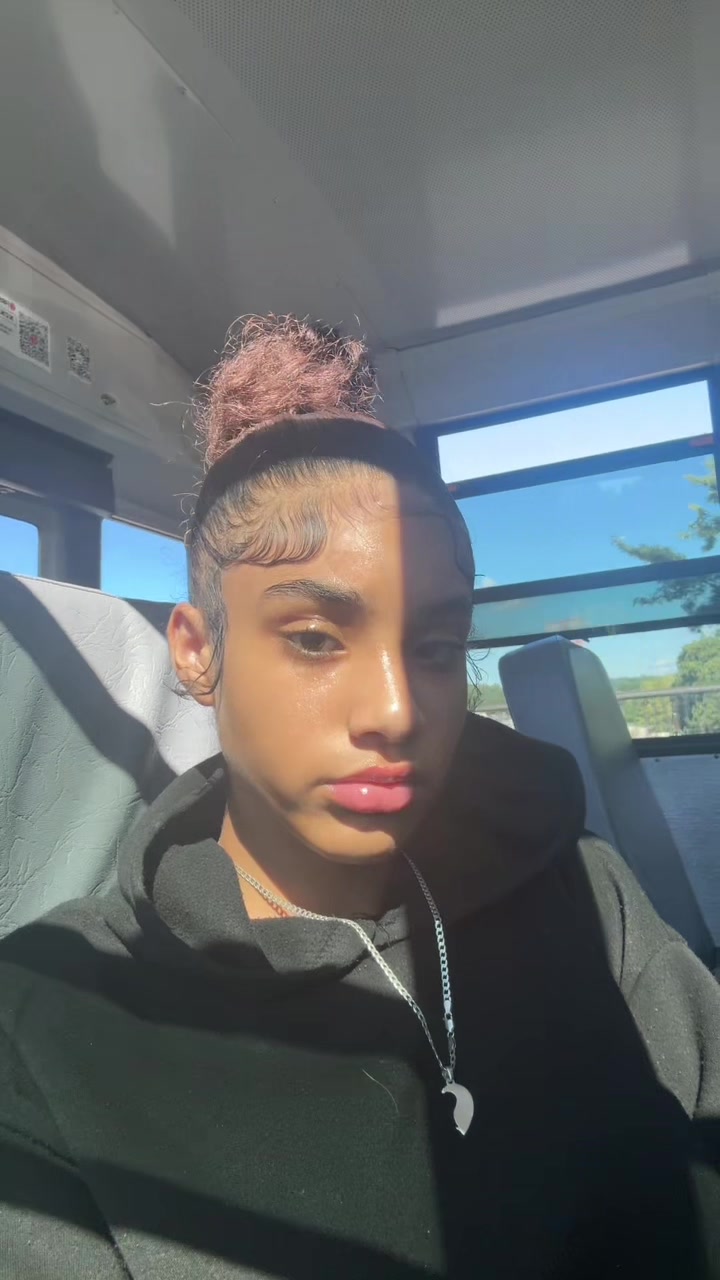 @🙍🏽&zwj;♀️.
