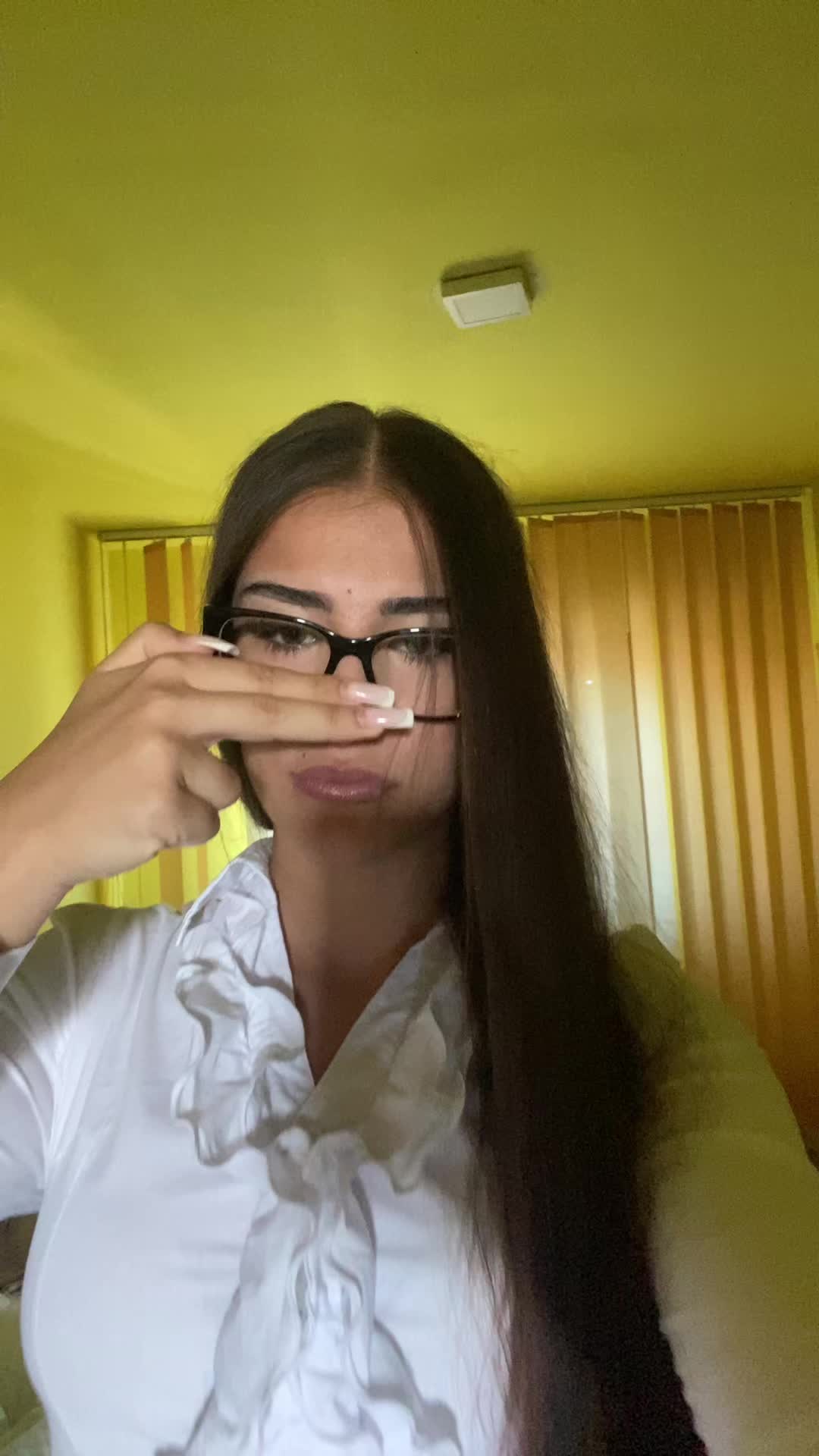 @╰‿╯