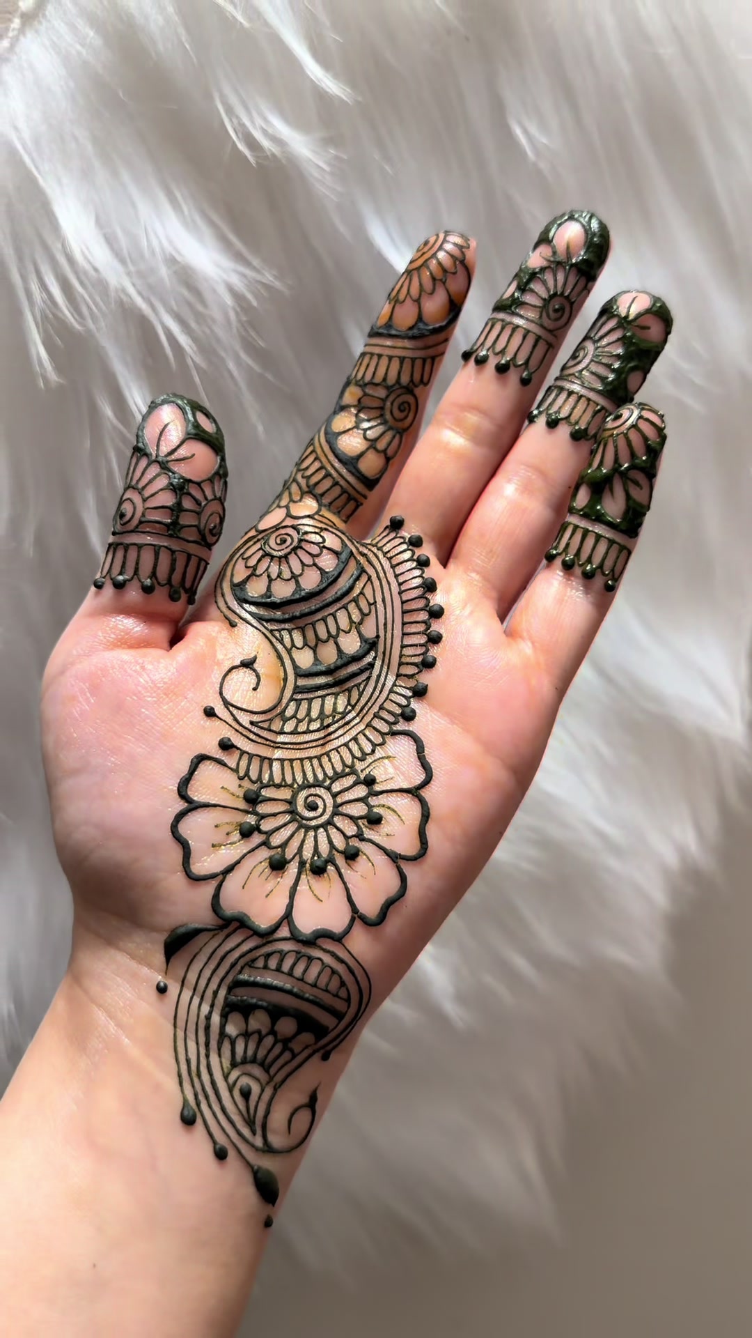 @charmsofmehandi