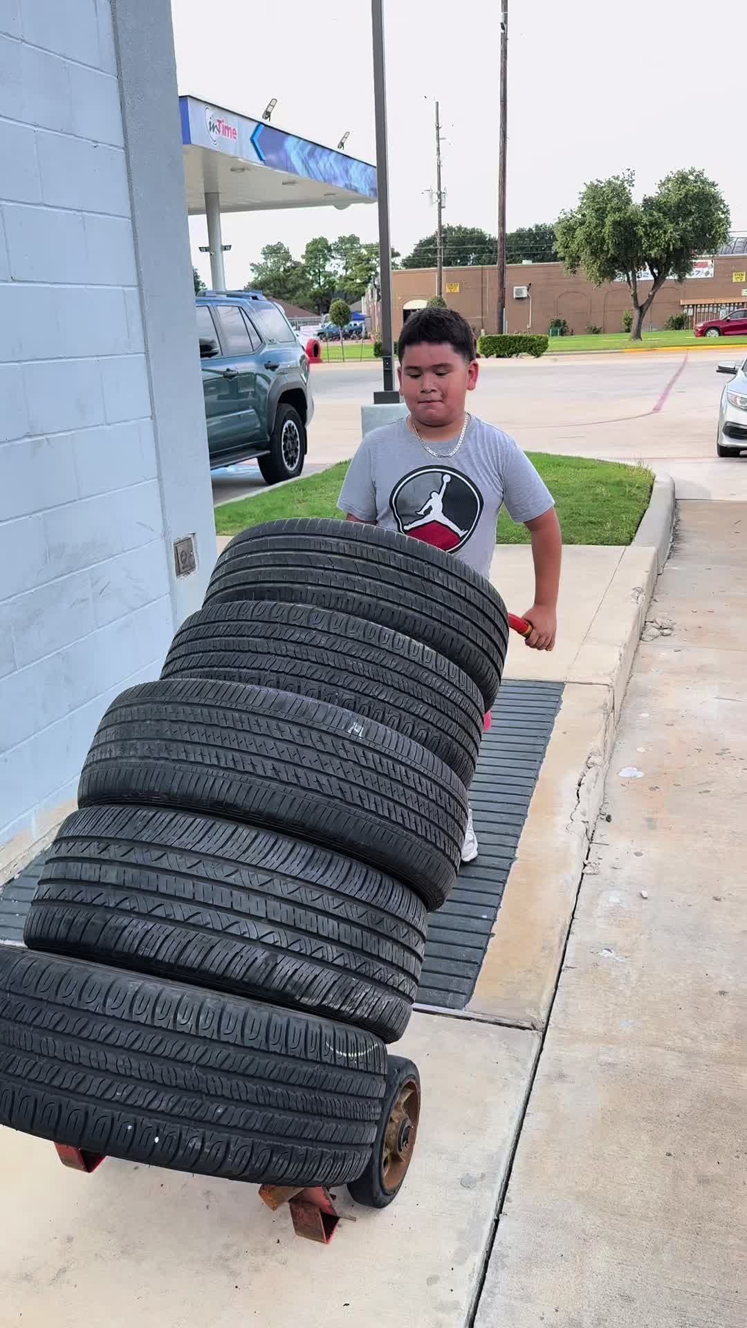 @FUNES TIRE SHOP & TOWING
