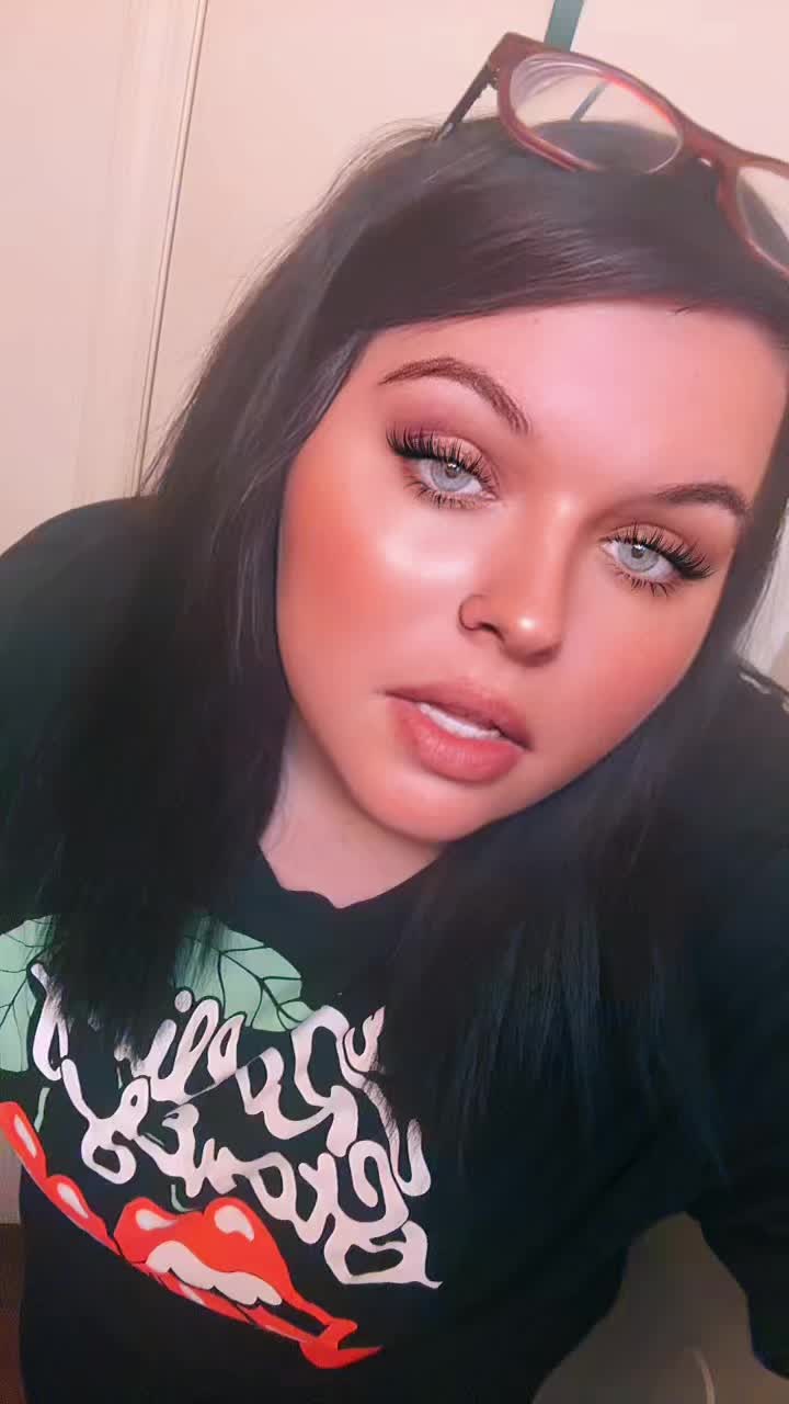 @🐝Blue Eyes & Thick Thighs🐝
