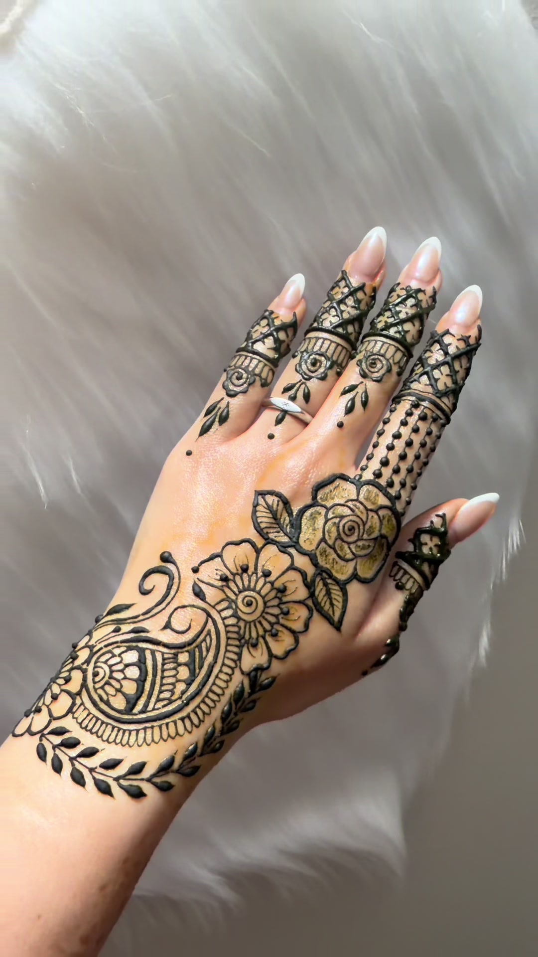 @charmsofmehandi