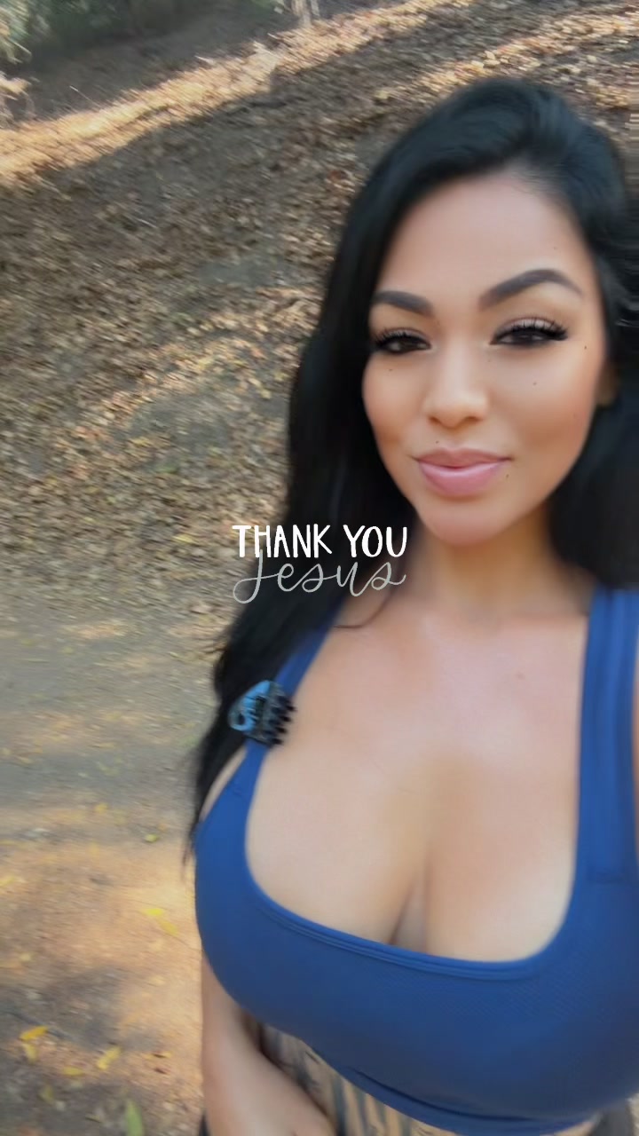 @Bella_B_