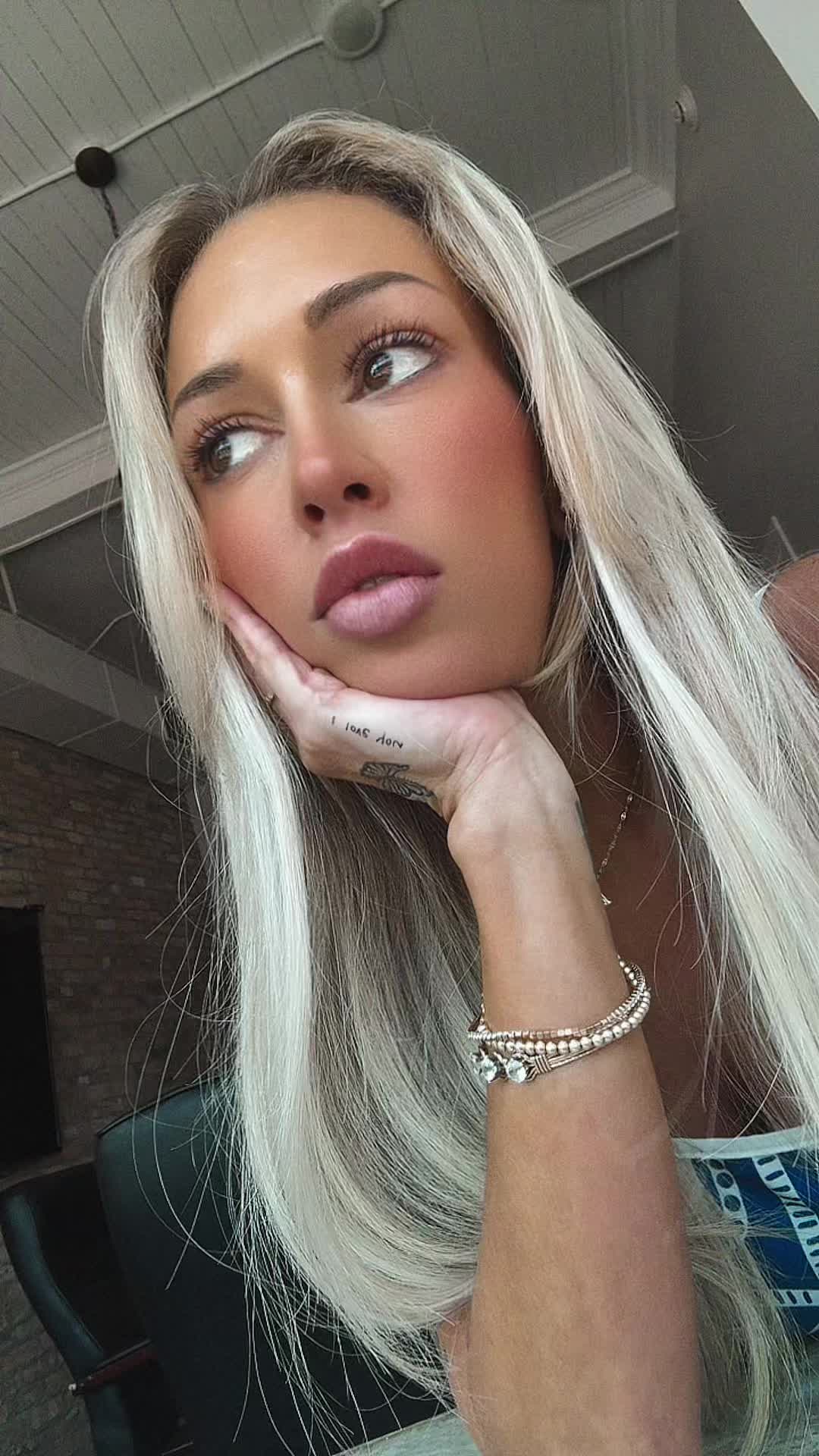 @LaaaApril🖤🍸🍒
