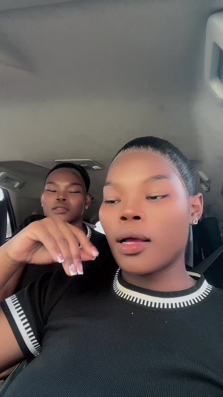 @Virginia & Viggy 👯&zwj;♀️lip