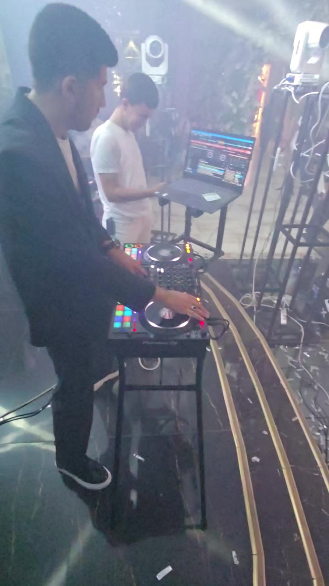 @DJ HeNiX