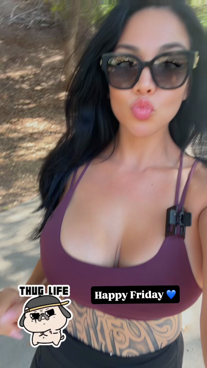 @Bella_B_