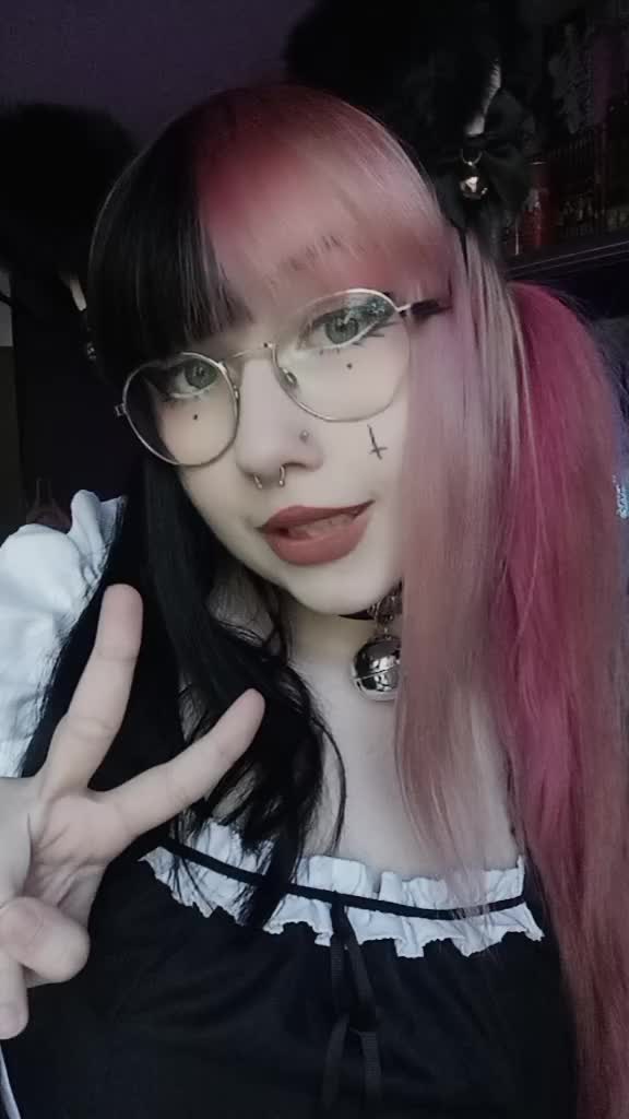 @twitch.tv/pastelbat_jpg