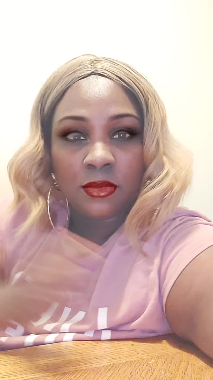 @Queenquana:Wig Influencer