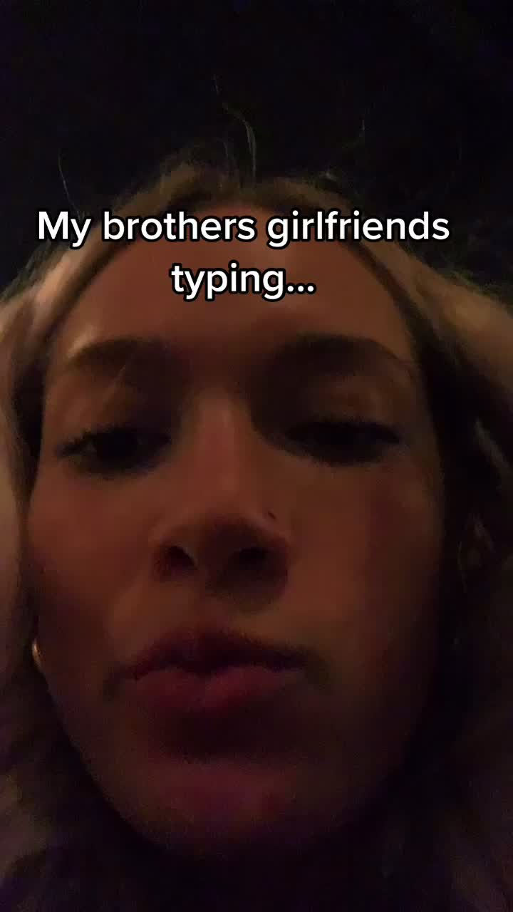 @Ella🦋