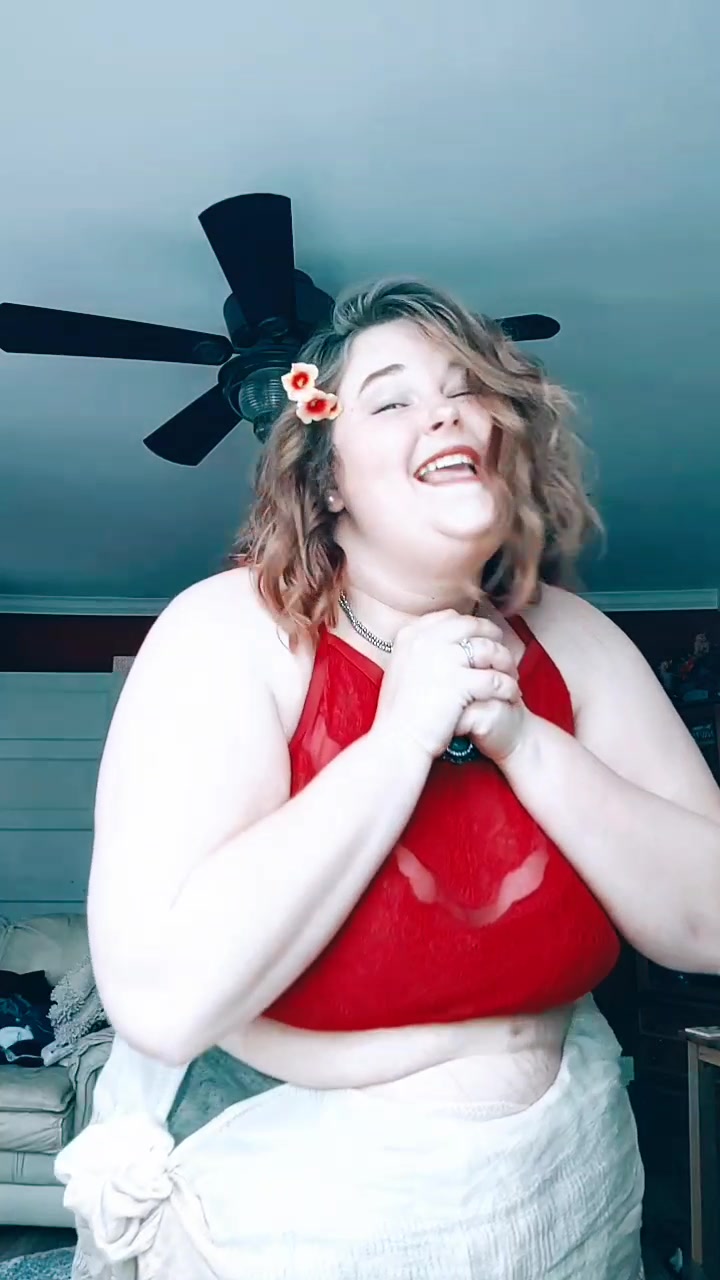 @curvygirlcommunity