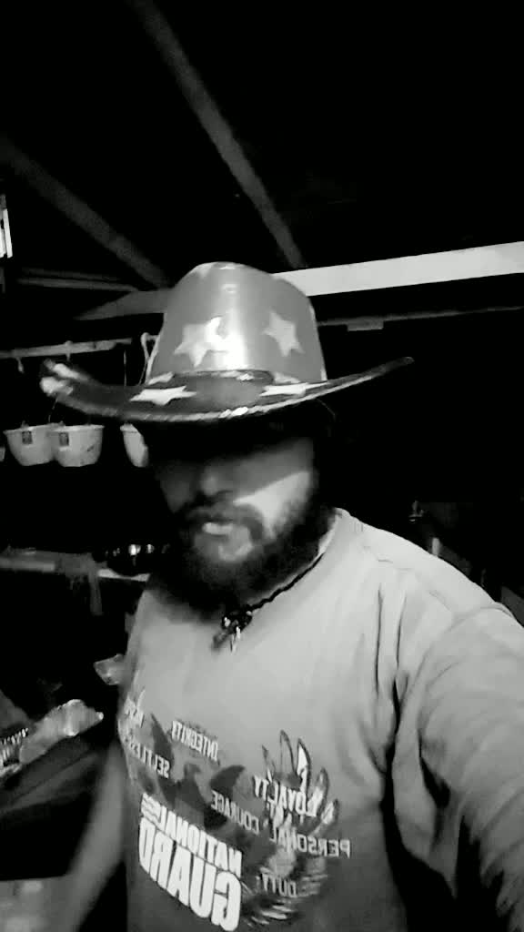 @👑 FAMOUSREDNECK👑