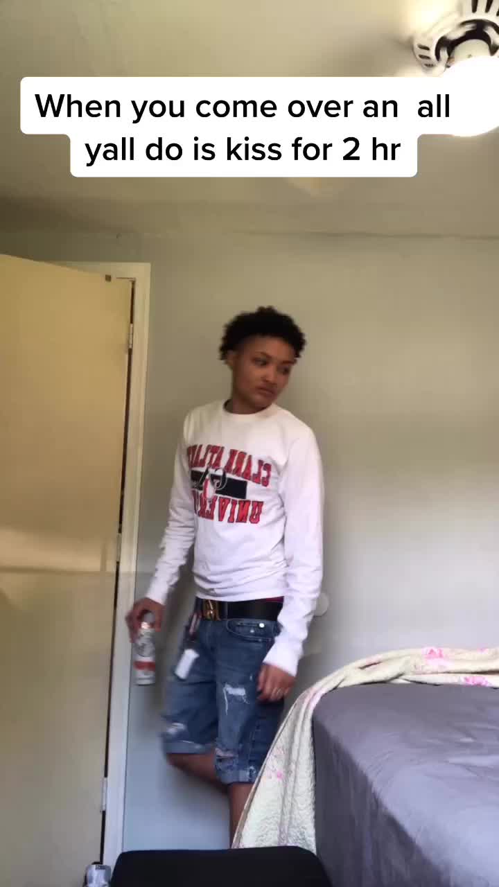 @Ash 👩🏽&zwj;❤️&zwj;💋&zwj;👩🏽