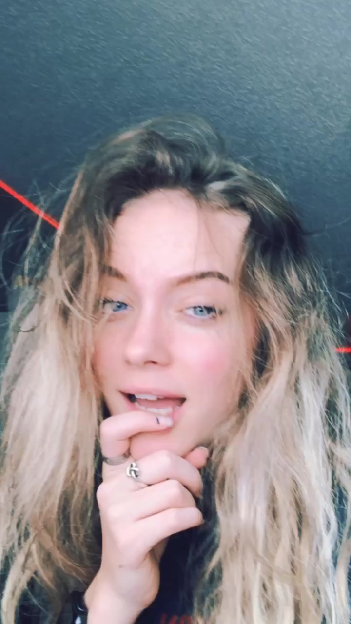 @Julia Fox