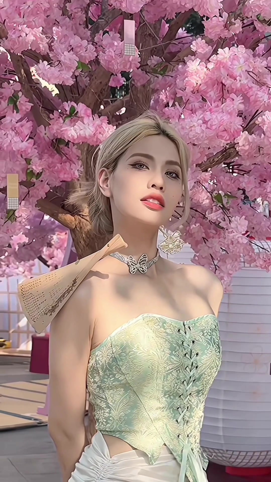 @Ch&acirc;m Sứa  👑