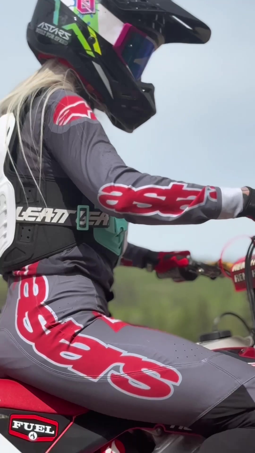 Yana Roney (@powderfluffgurl) - Urlebird