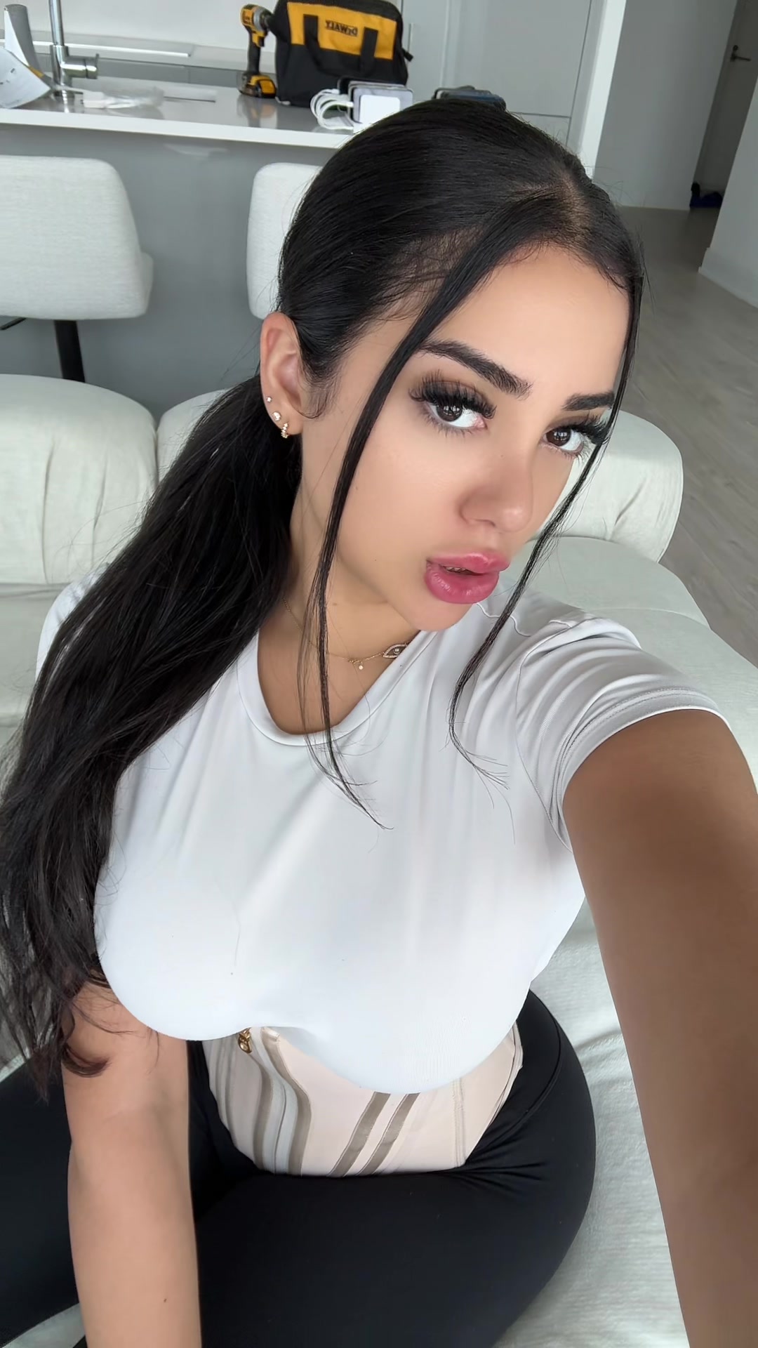 They say they use plenty of light when | kindellovesgenx (@kindelloves)