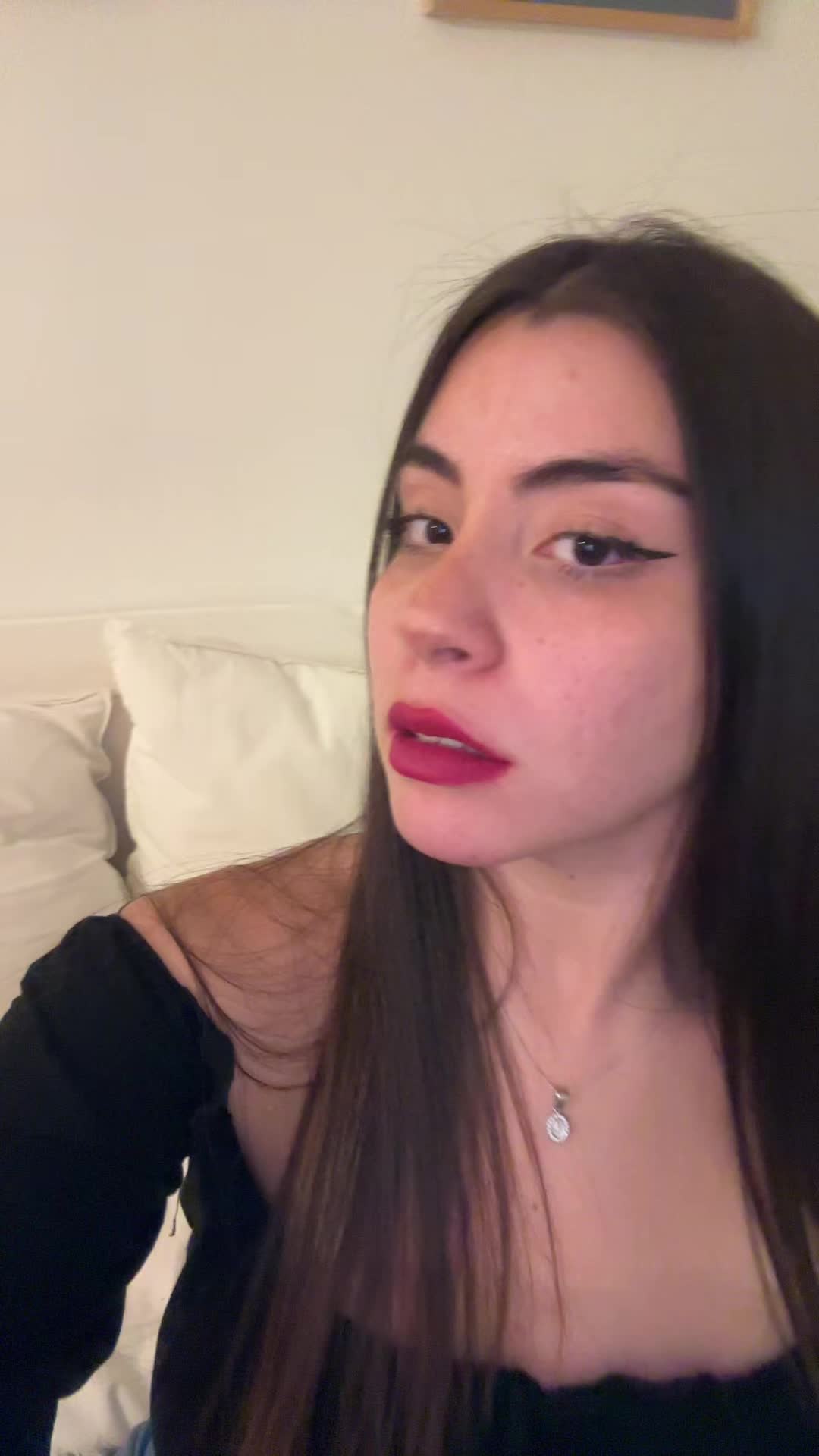 Nahii🌷 (@nahii_caceres) - Urlebird