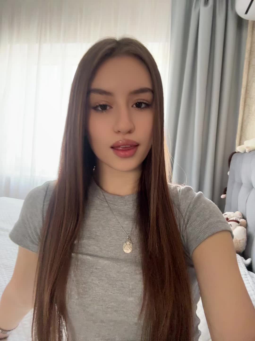 big sister reminding you to give Gia Duddy (omgiaaa)