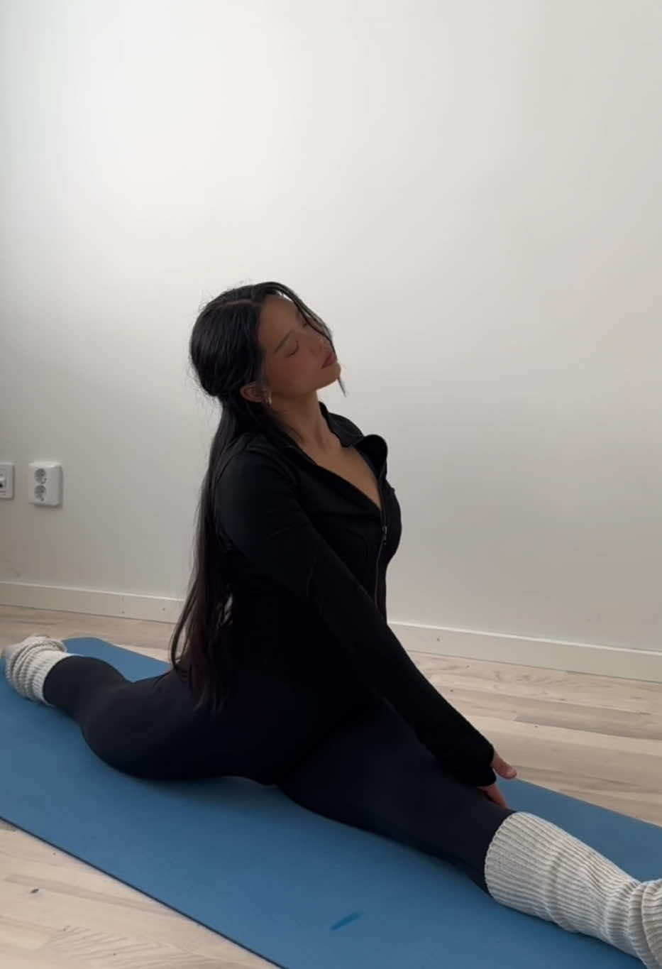 Super Easy Stretch Anyone Can Do | aethyu (@aethyu)