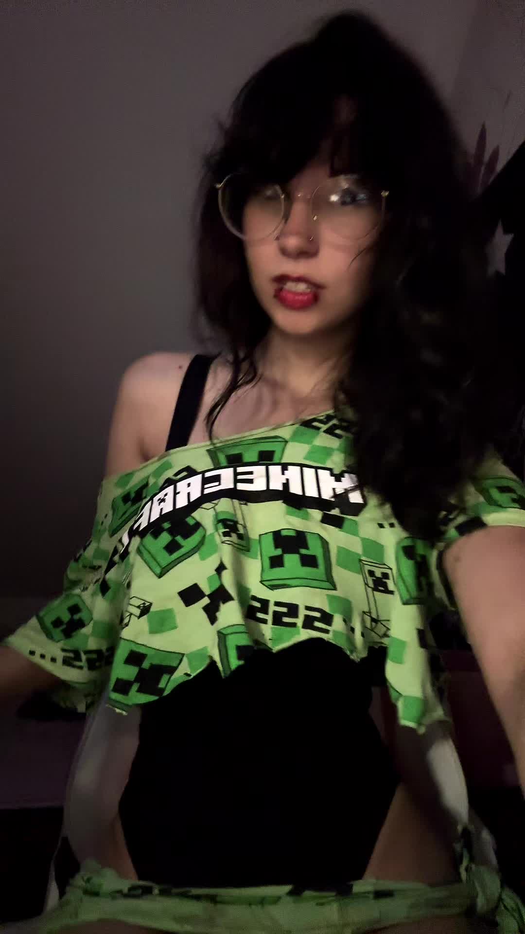 monique (@monisuea) - Urlebird