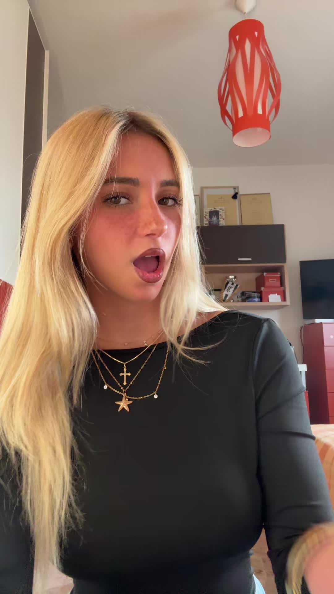 iris🌺 (@iriss.vallaranii) - Urlebird