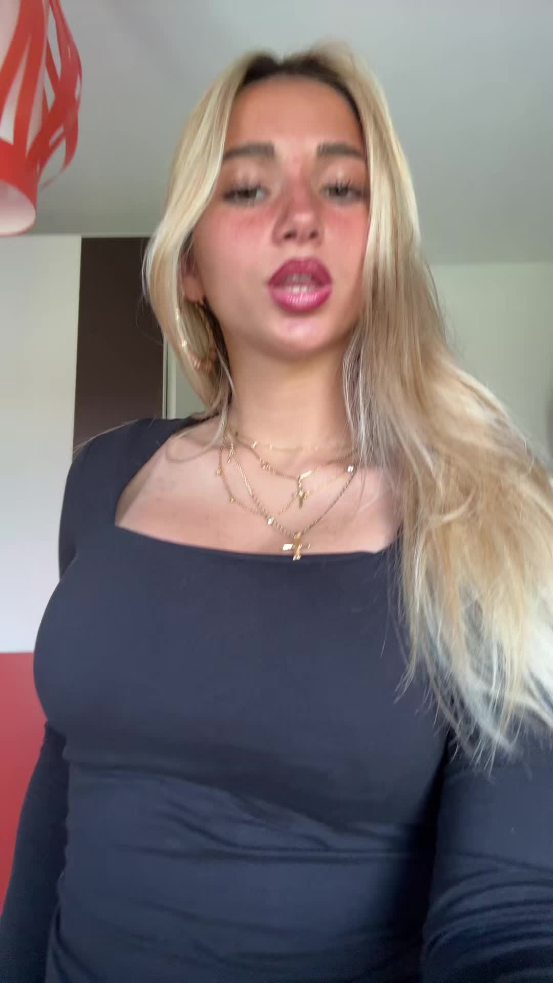 iris🌺 (@iriss.vallaranii) - Urlebird