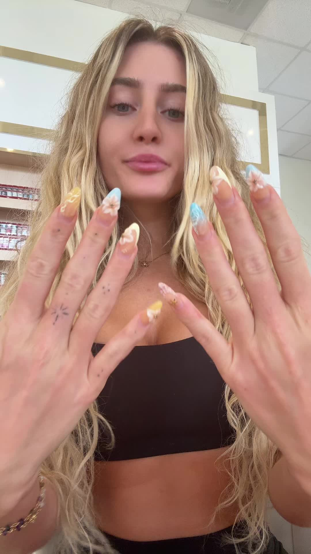 Abby (@abbyy.irl) - Urlebird