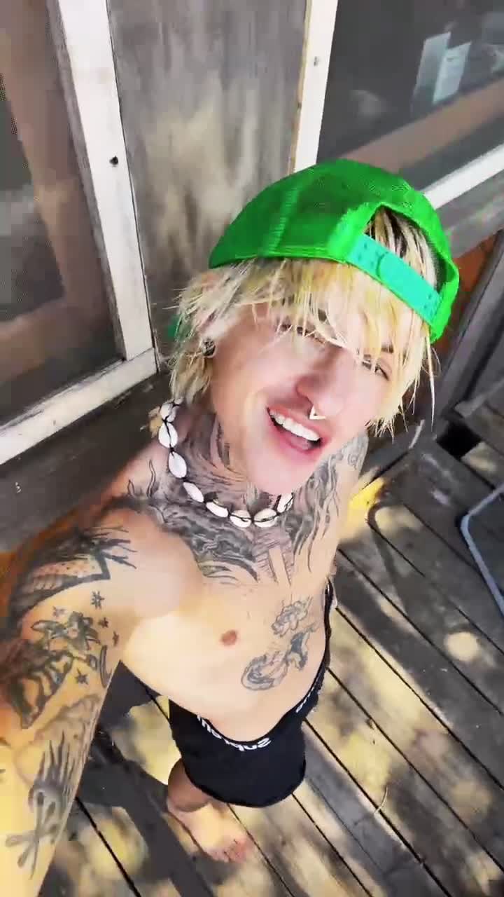 lol it's hot ass hell outside | Austin Spears (@antifabussy)