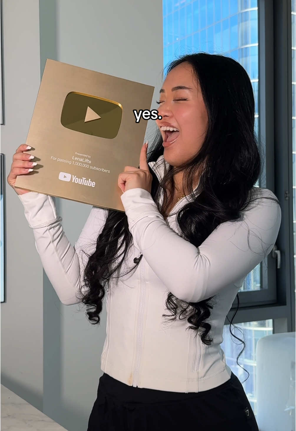 lena (@lenalifts) - Urlebird