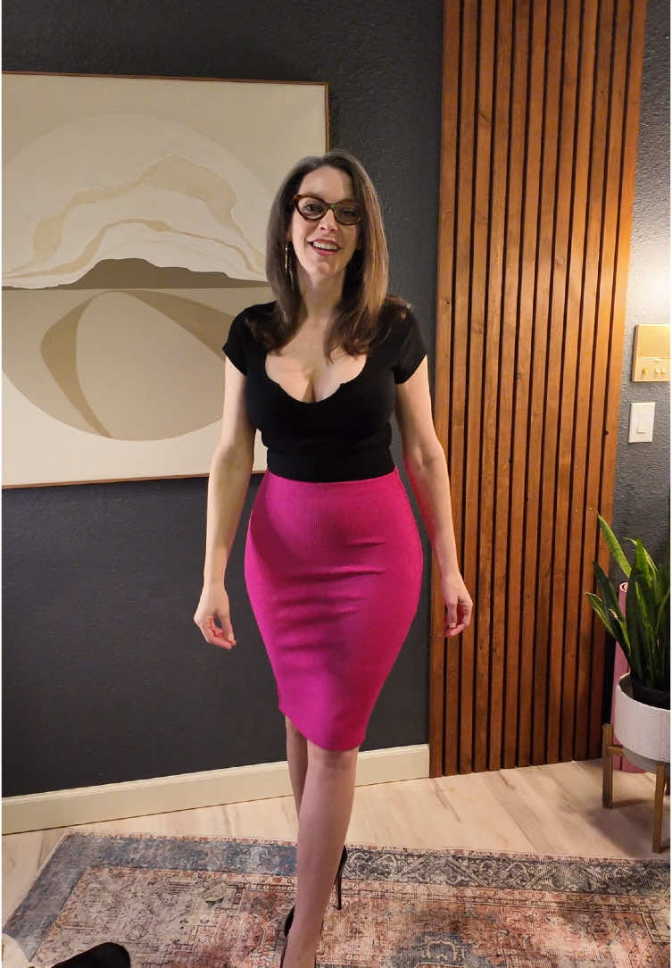 LoriOfficeCrush (@loriofficecrush) - Urlebird