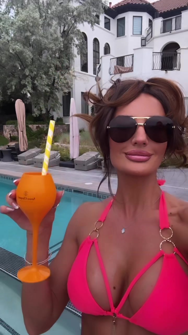 Whitney Johns (@whitneyjohns) - Urlebird