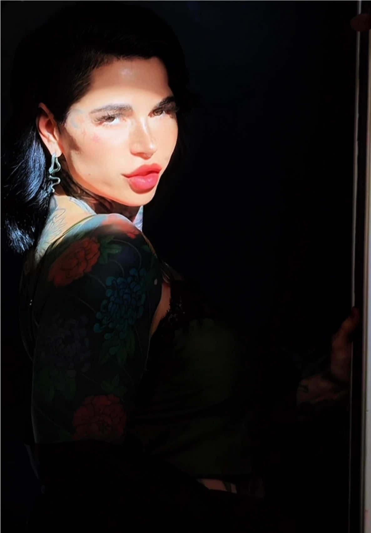 Bee (@beezzgarden) - Urlebird