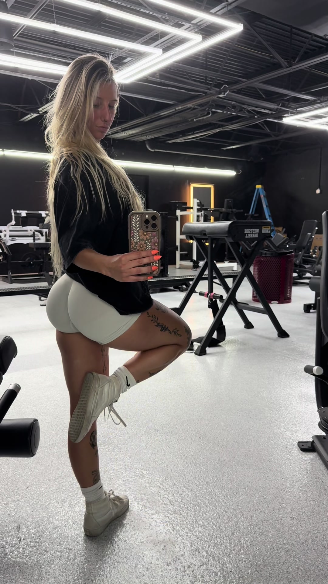 Happy people around ☺️ do you smile | Aria (@wow.spider007)