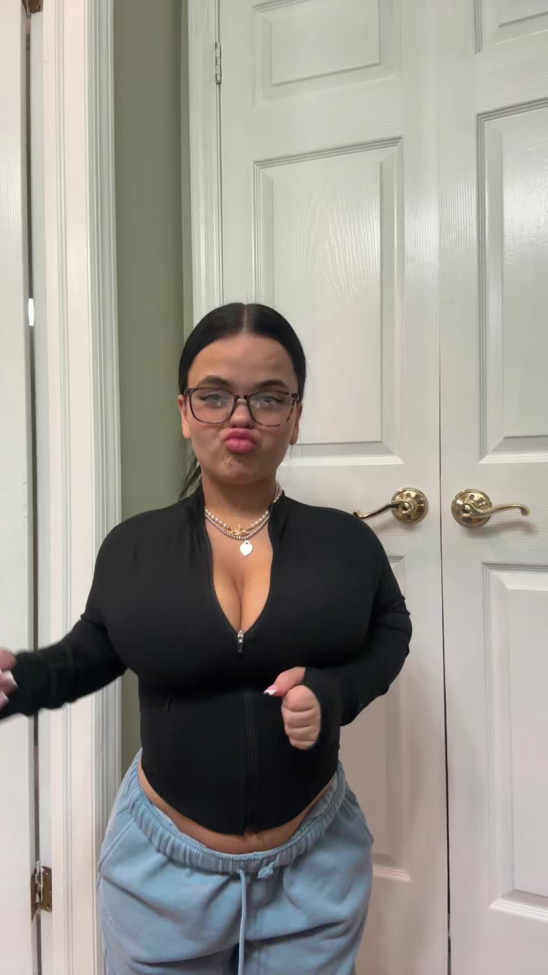 meg (@megbanksxo) - Urlebird