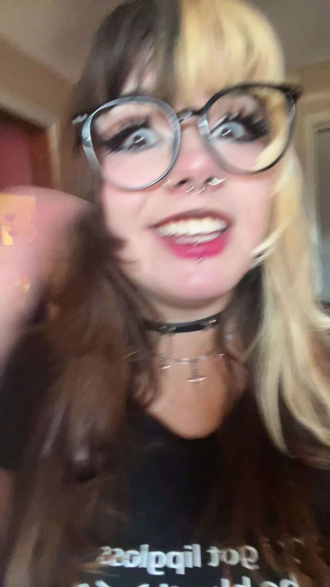 Kat (@katthekunt) - Urlebird