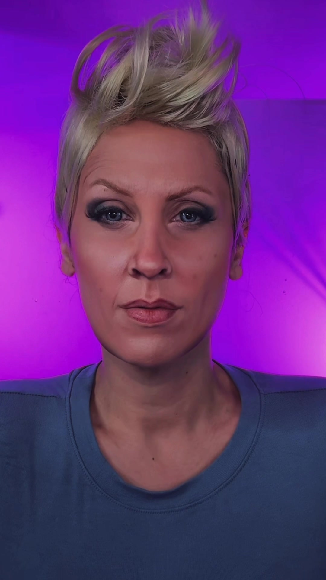 Praia e espacates 🩵 #flexibility Belisa Kunioshi (@belisakunioshi_)