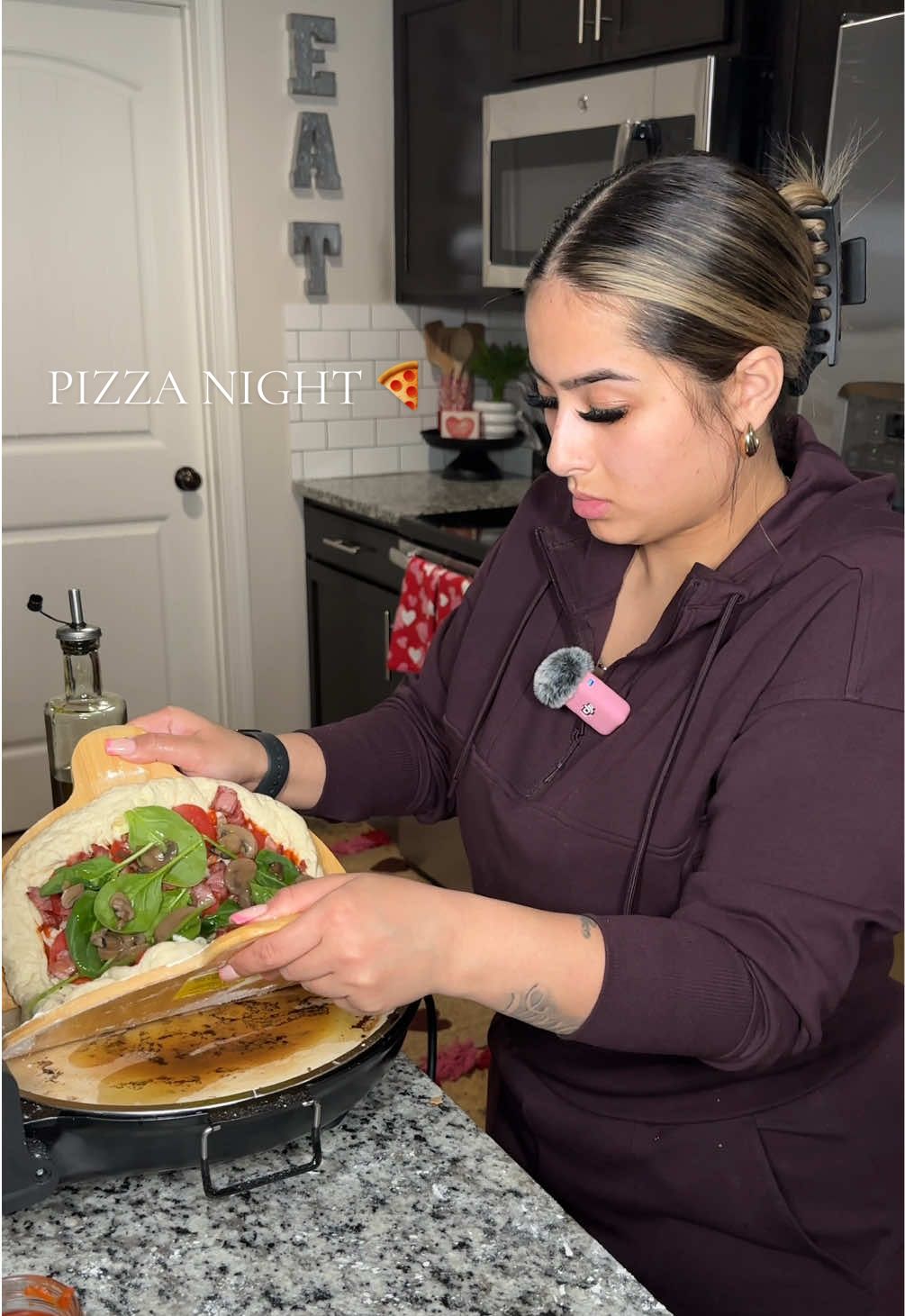 Pizza night is the boys fav 🙌🏻🍕 & QUEEN VEE👑 WIFE💍 MAMAx3 (@keepingupwqueen_)