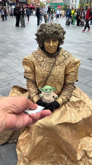 @goldenladystatue