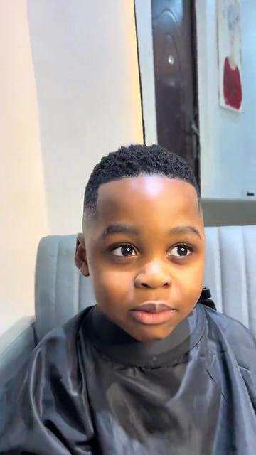 @FEMALE BARBER/LOCTICIAN IN LAG